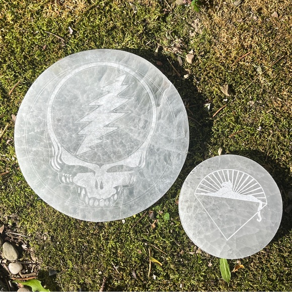 One (1) large gemstone Grateful Dead etched puck - Picture 4 of 5